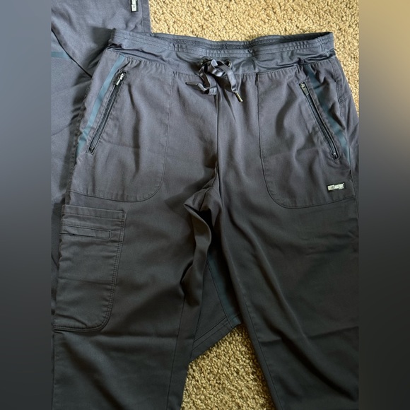 Grey's Anatomy Women Scrubs - Picture 3 of 3